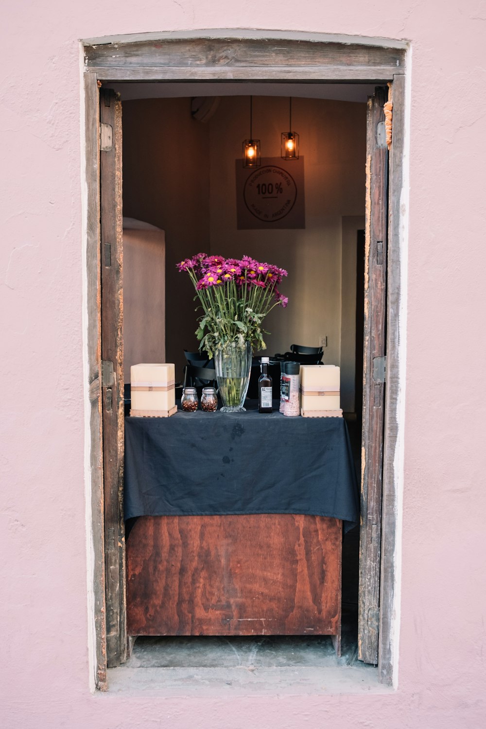 un vase de fleurs posé sur une table