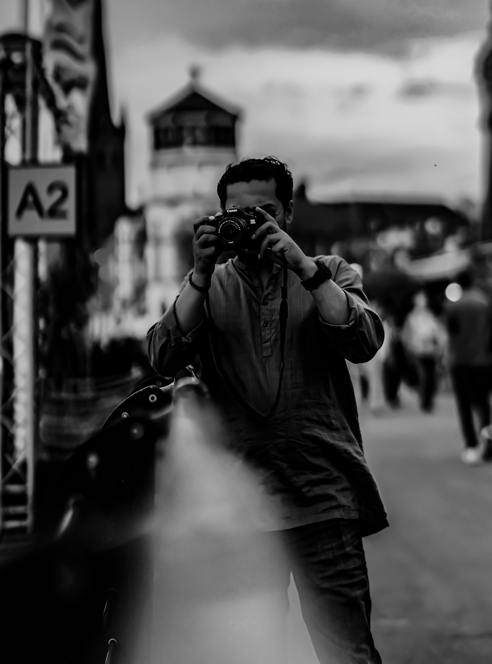 Un hombre tomándose una foto con una cámara