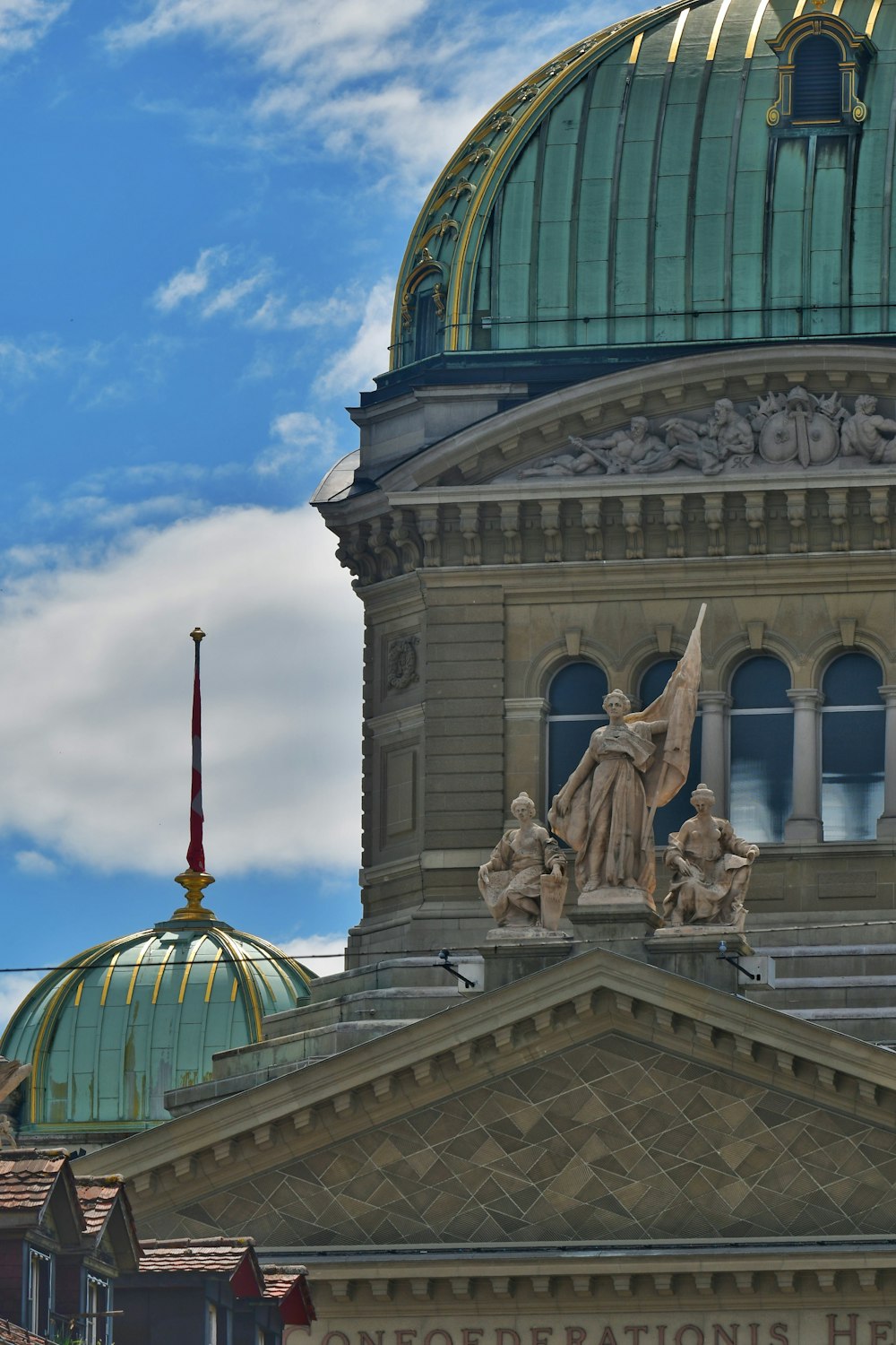 ein Glockenturm mit einer Statue auf der Spitze