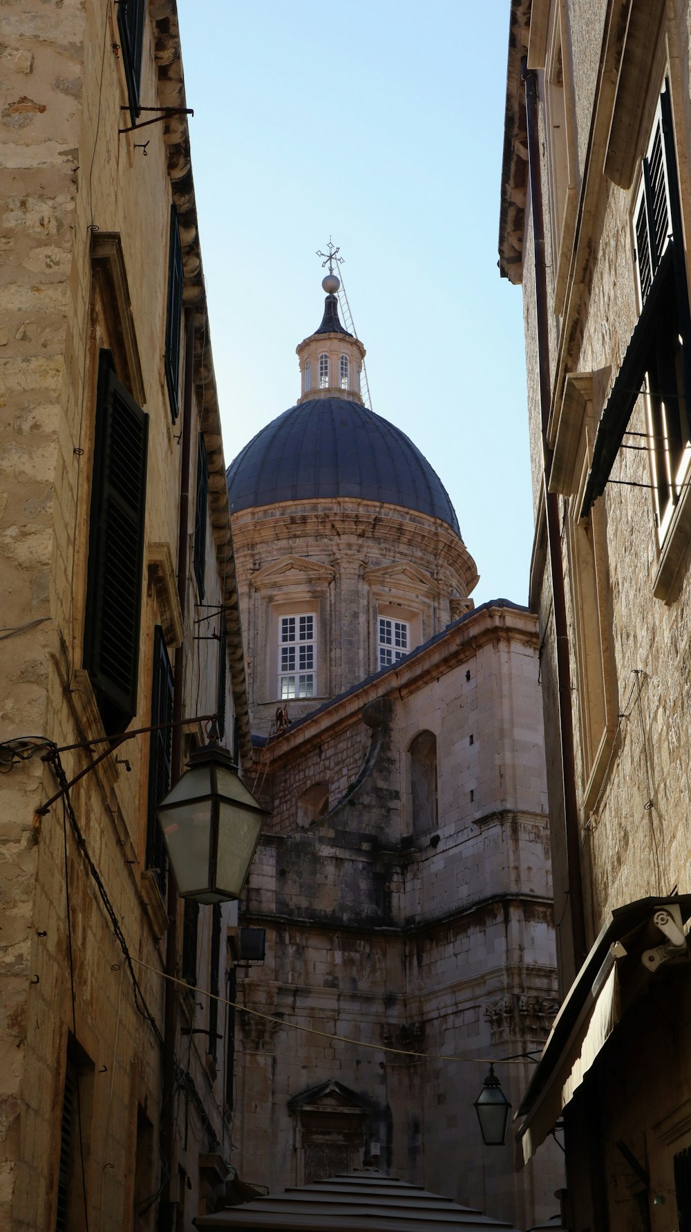 an old building with a dome on top of it