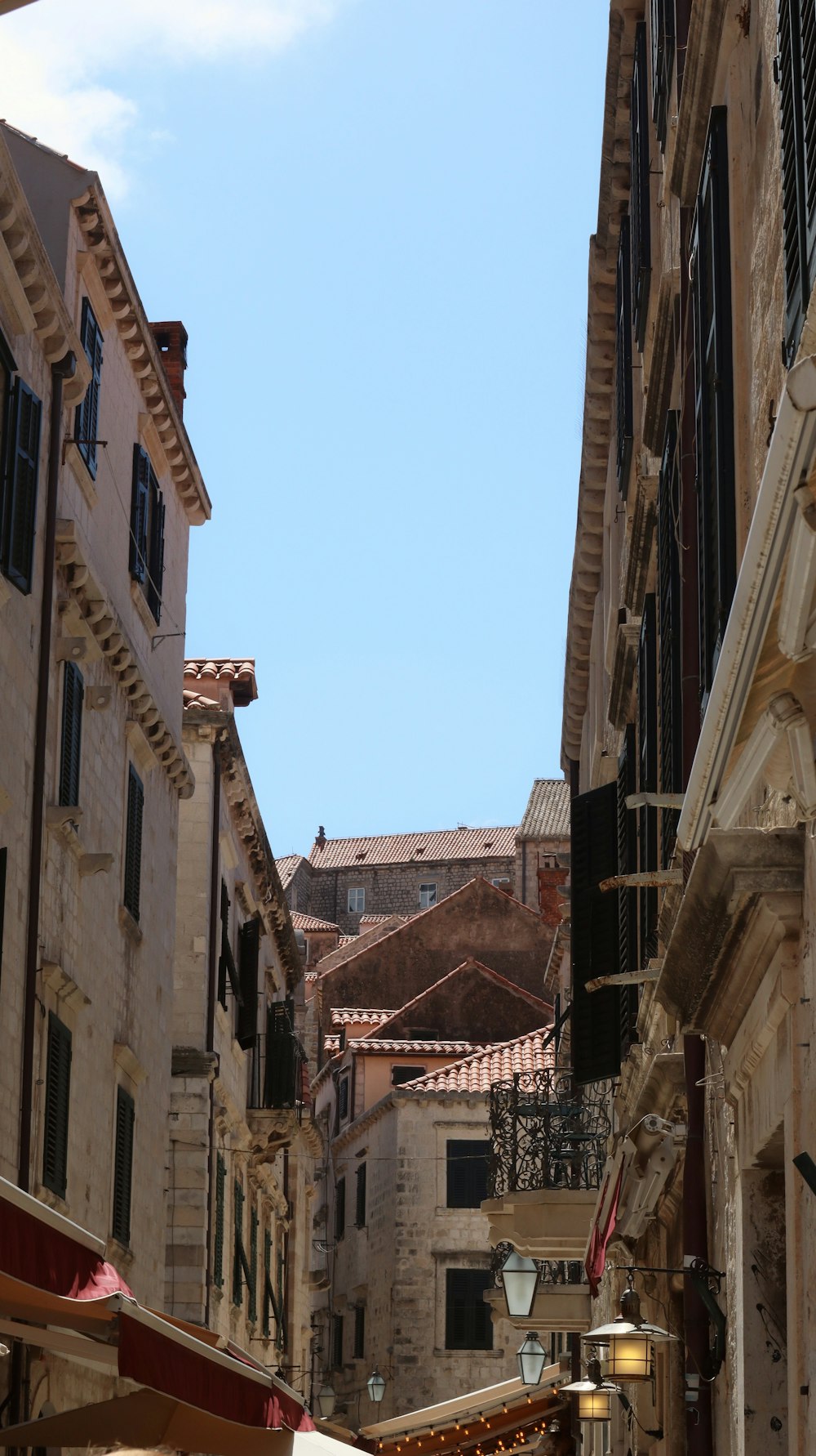 a narrow city street with a few buildings on either side