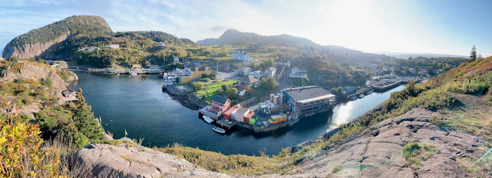 une vue aérienne d’une petite ville au bord d’une rivière