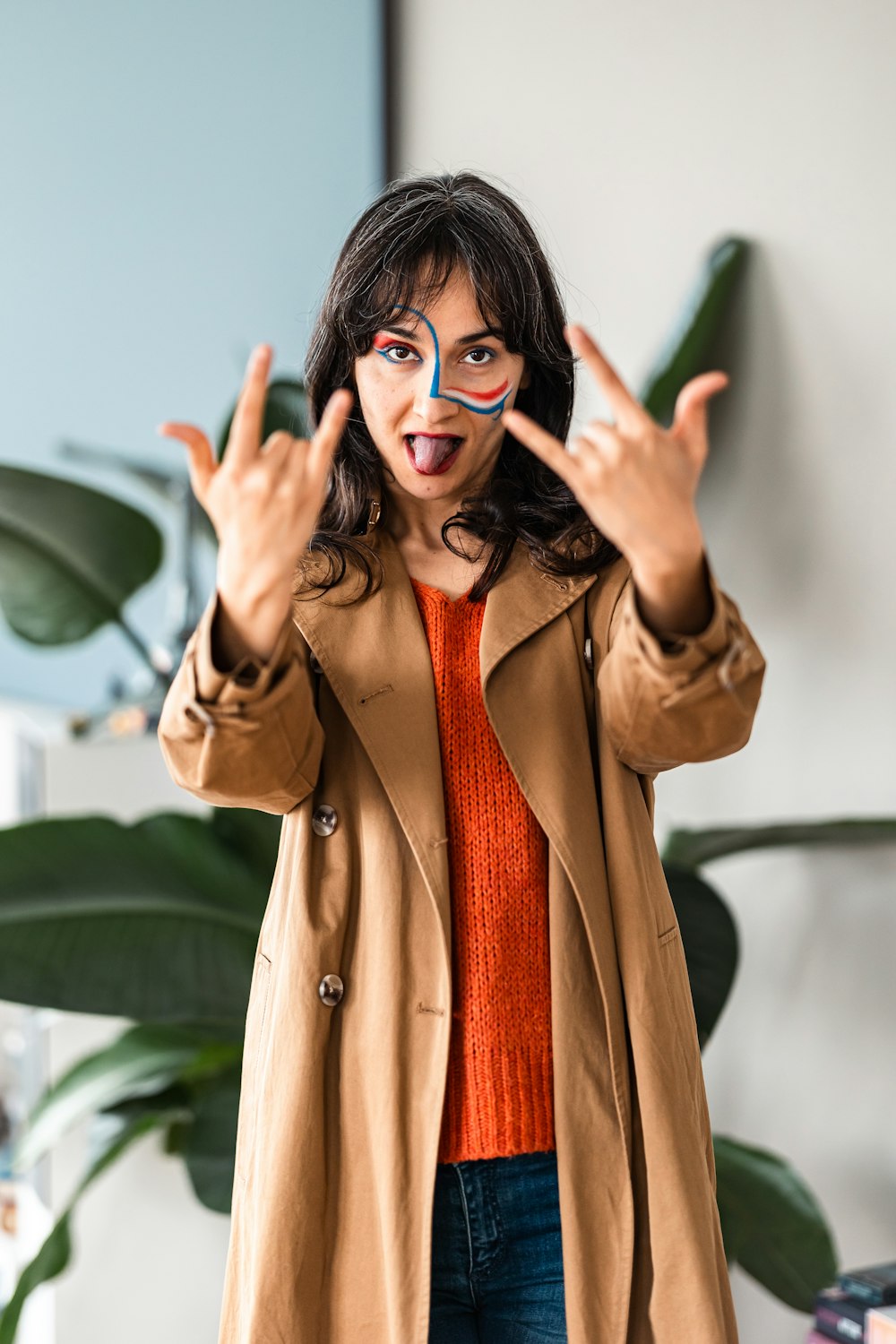 une femme faisant une grimace bizarre avec ses mains