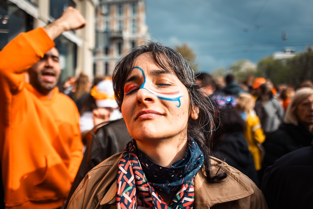 une femme avec du maquillage et un foulard autour du cou