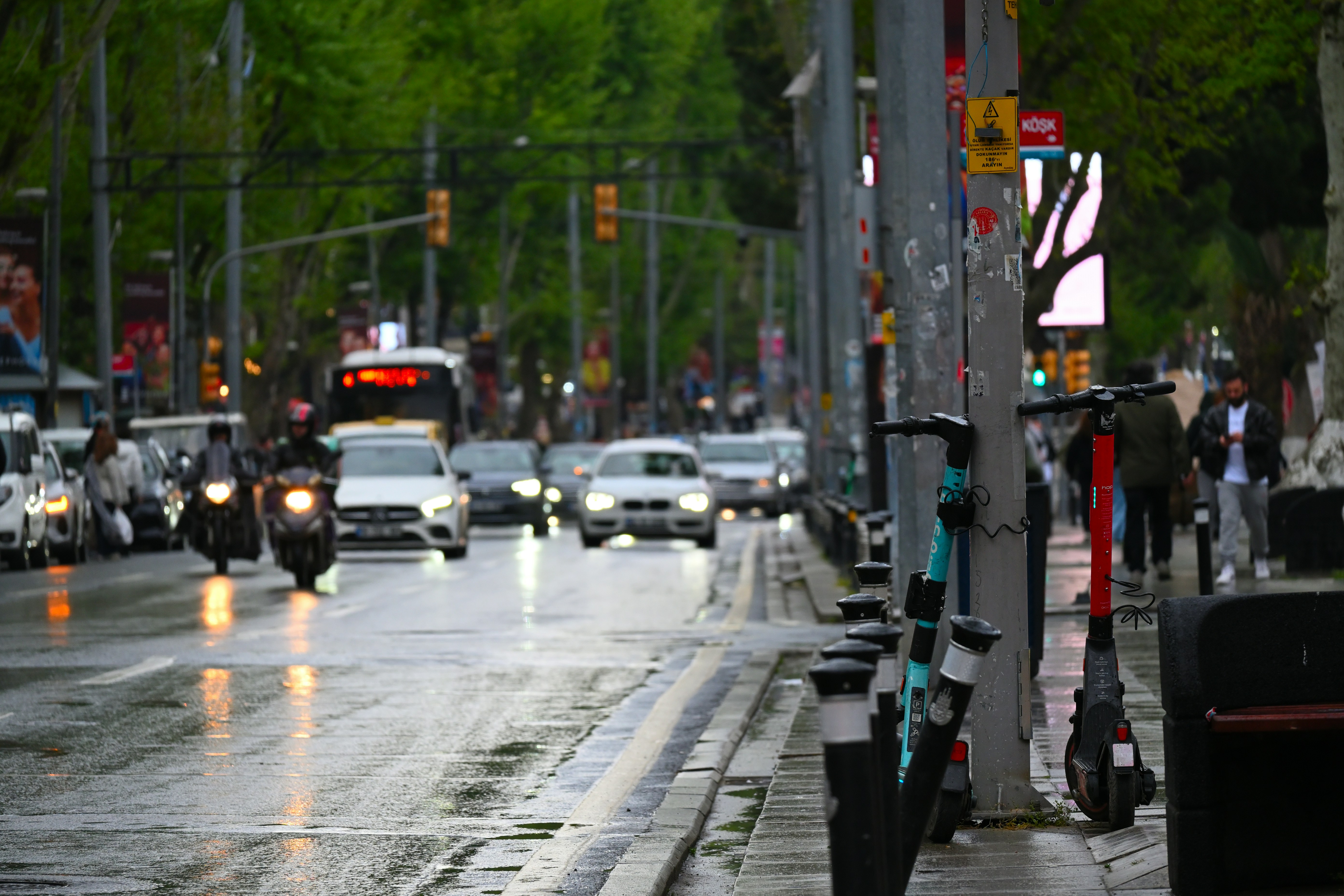 a city street filled with lots of traffic