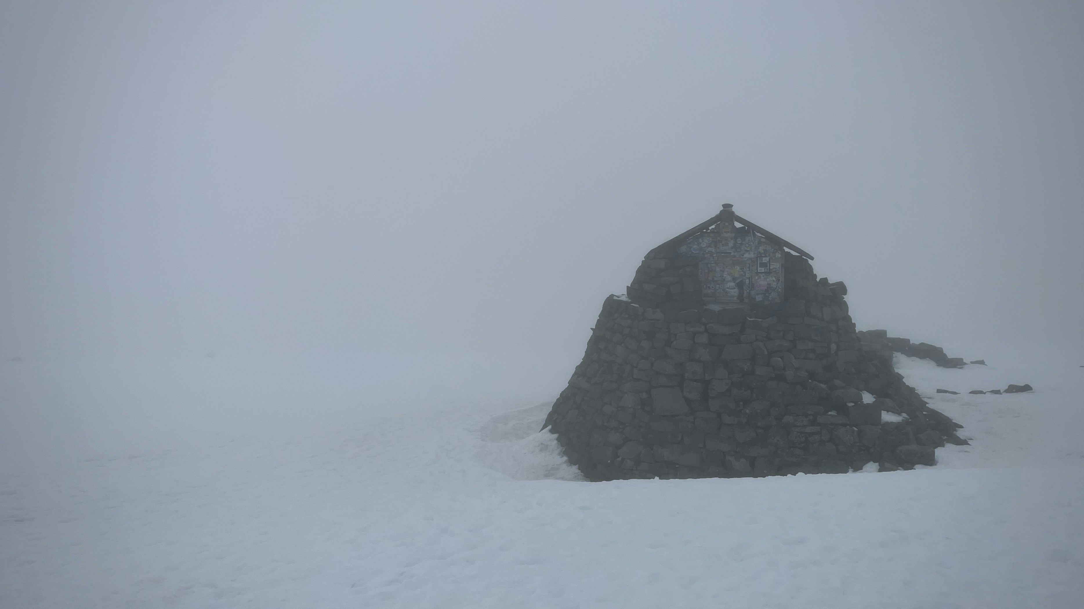 eine Steinkonstruktion inmitten eines verschneiten Feldes