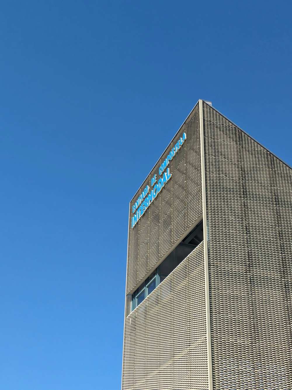 un alto edificio con un cielo azzurro sullo sfondo