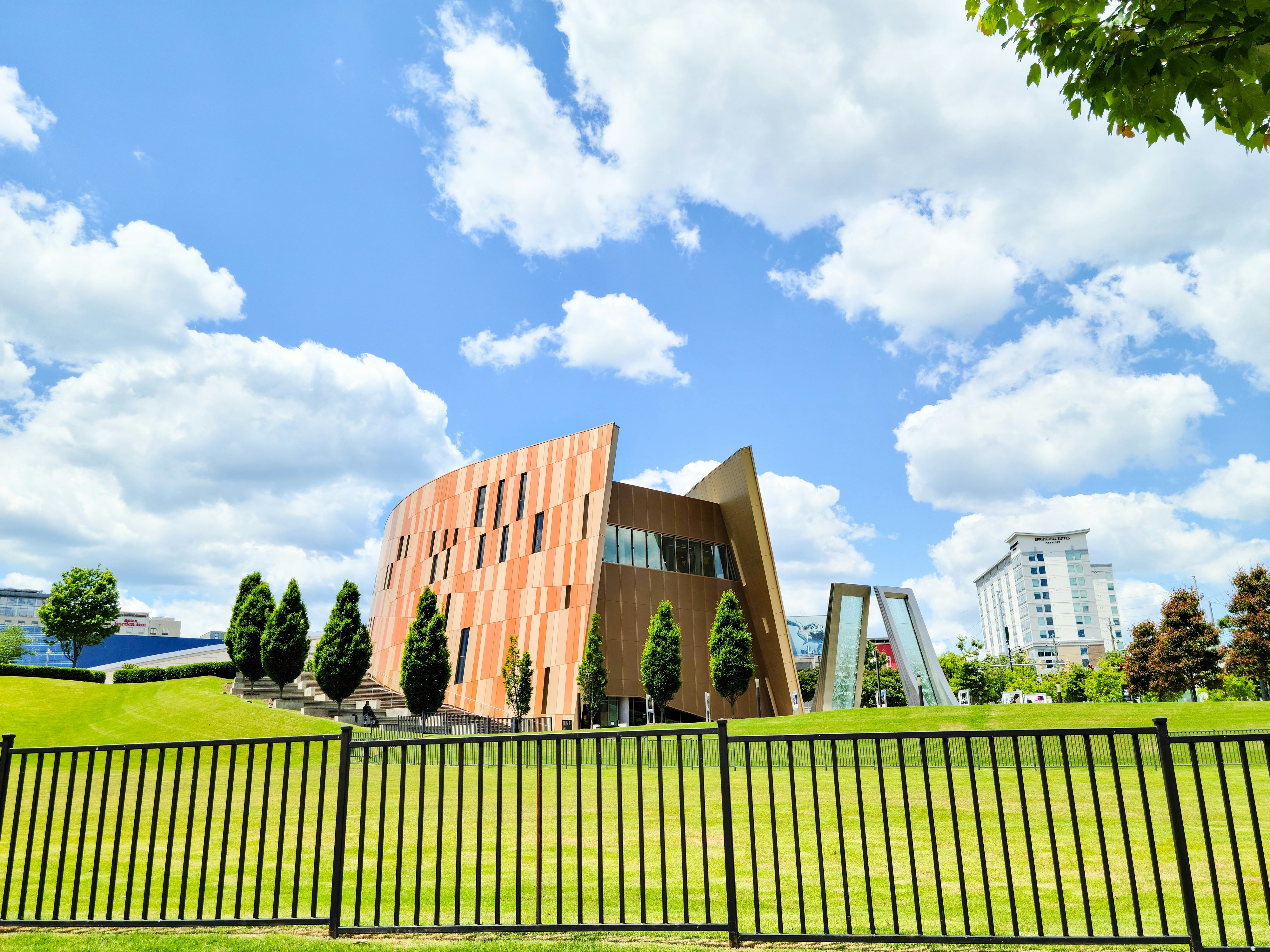 un edificio con una recinzione intorno in una giornata di sole