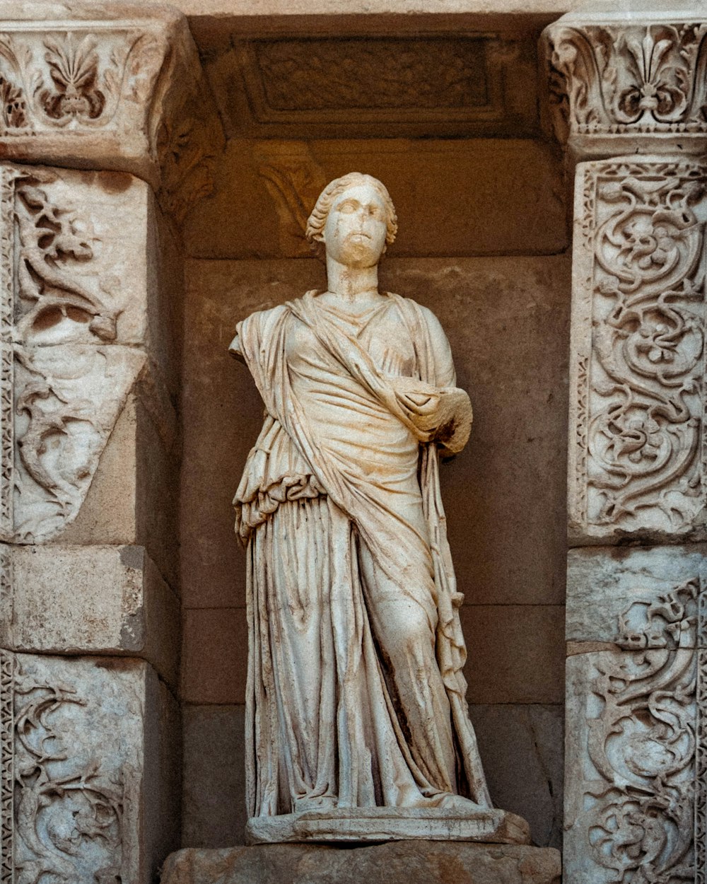 una estatua de una mujer con un vestido blanco