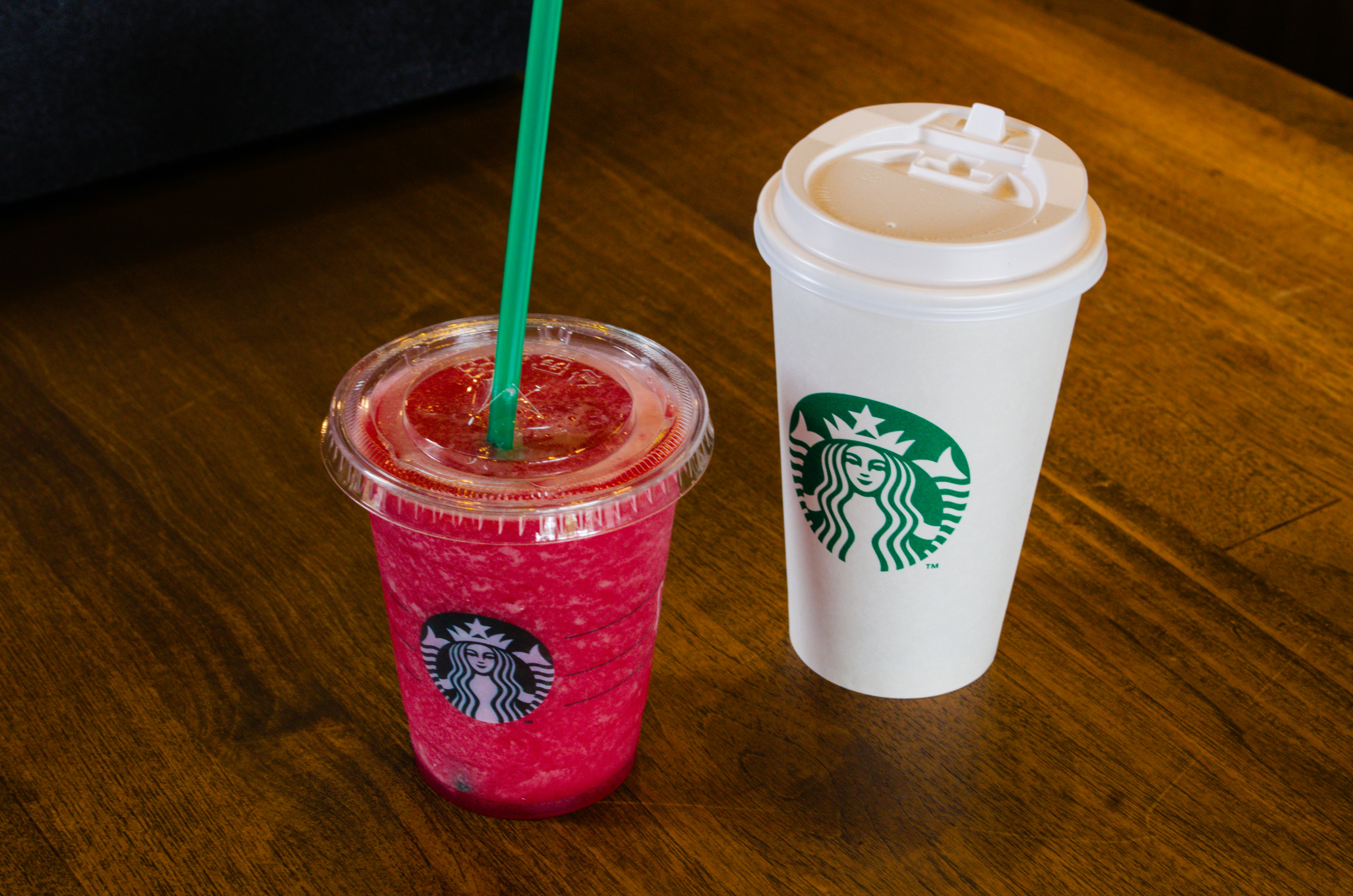 una taza de café y una bebida en una mesa