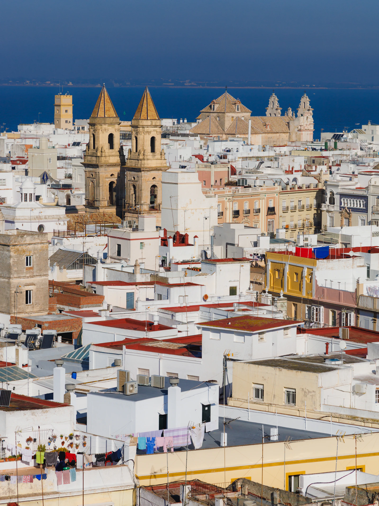 Panorámica de los edificios históricos y el mar en Cádiz
