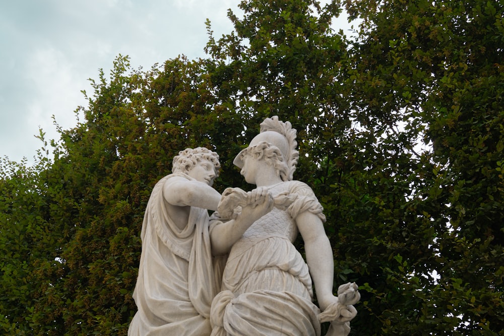 une statue d’un homme et d’une femme se tenant la main