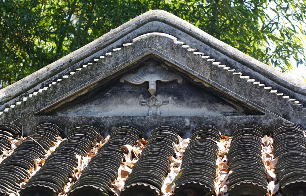 Un primer plano de un tejado con un pájaro en él