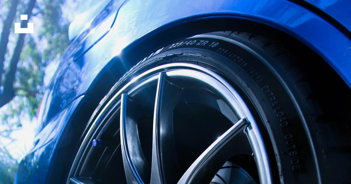 A close up of a car tire on a street photo – Free Car Image on Unsplash