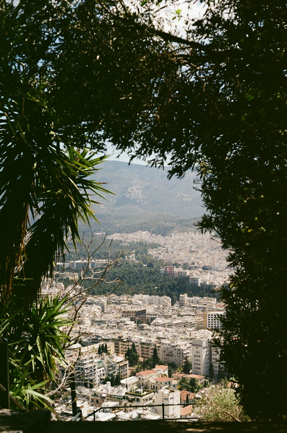 une vue d’une ville du haut d’une colline