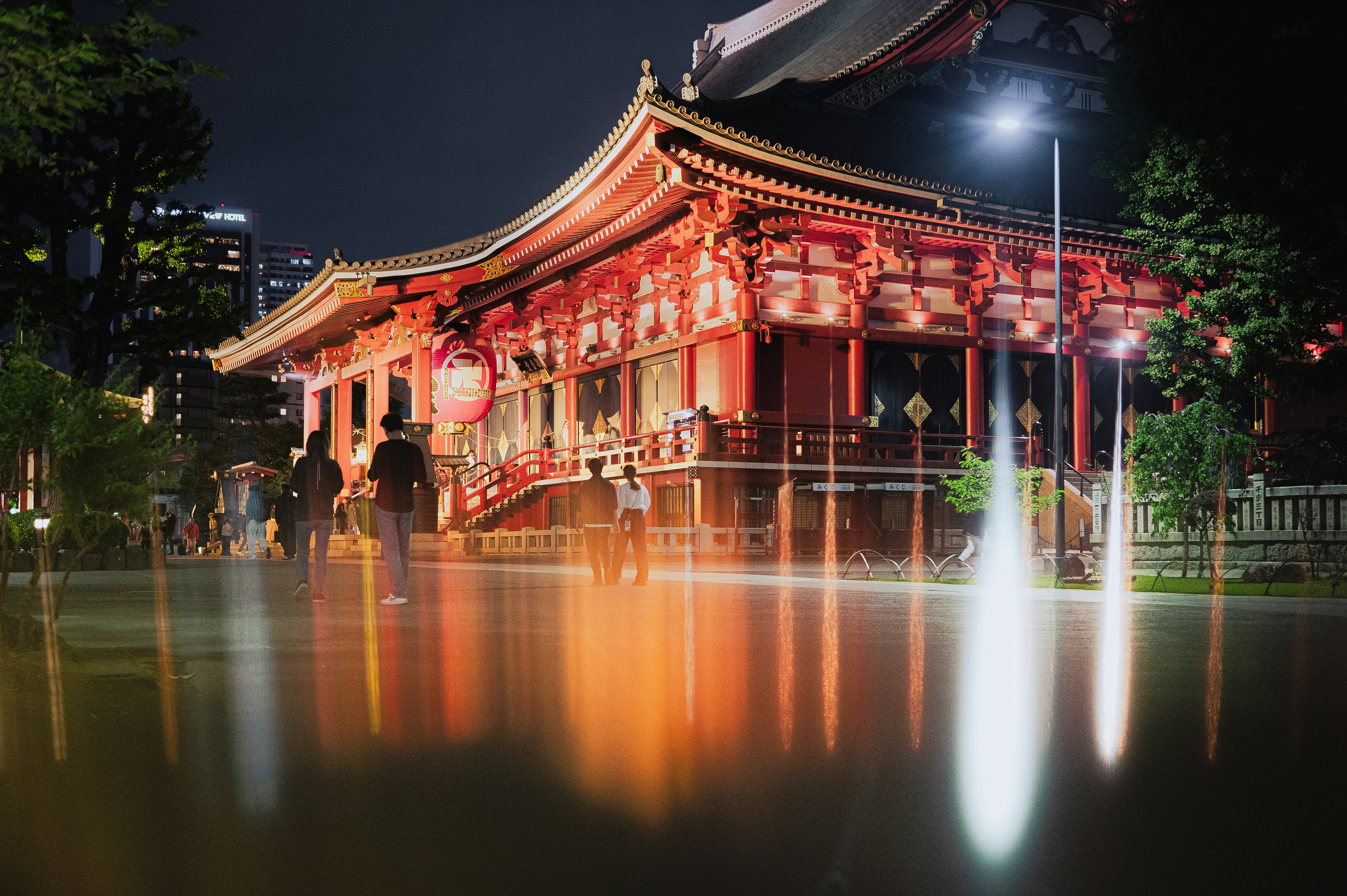 Tempio buddista di Bangkok illuminato di notte con riflessi dorati sull acqua