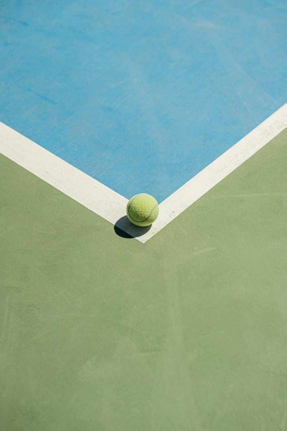 una pallina da tennis seduta su un campo da tennis