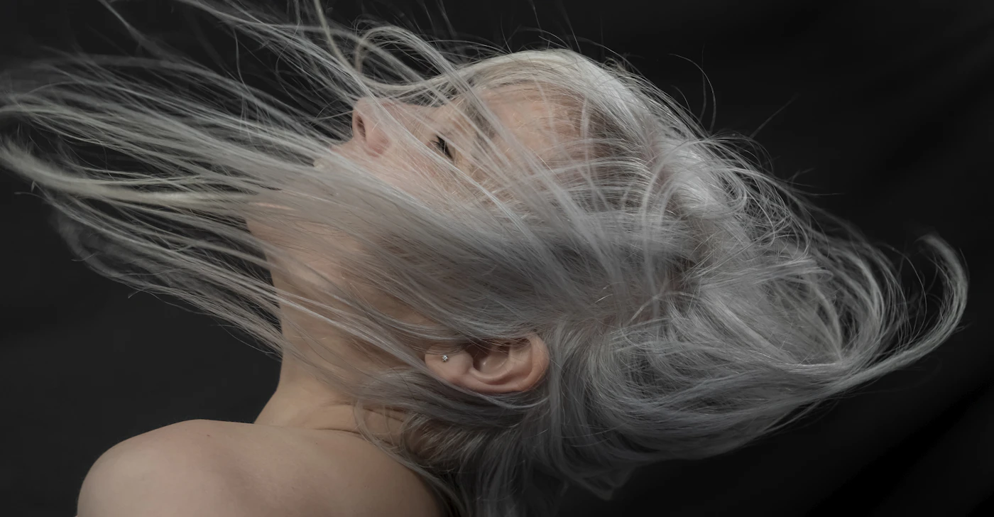 Cheveux gris et blancs : neutraliser le jaunissement avec un masque violet
