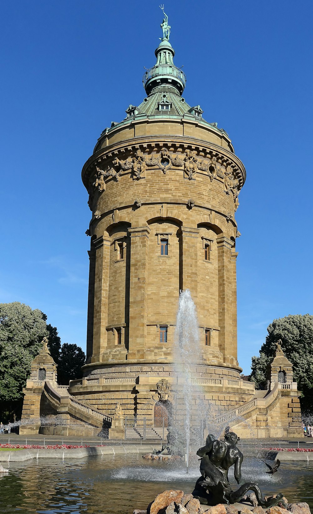 una fontana d'acqua di fronte a un grande edificio