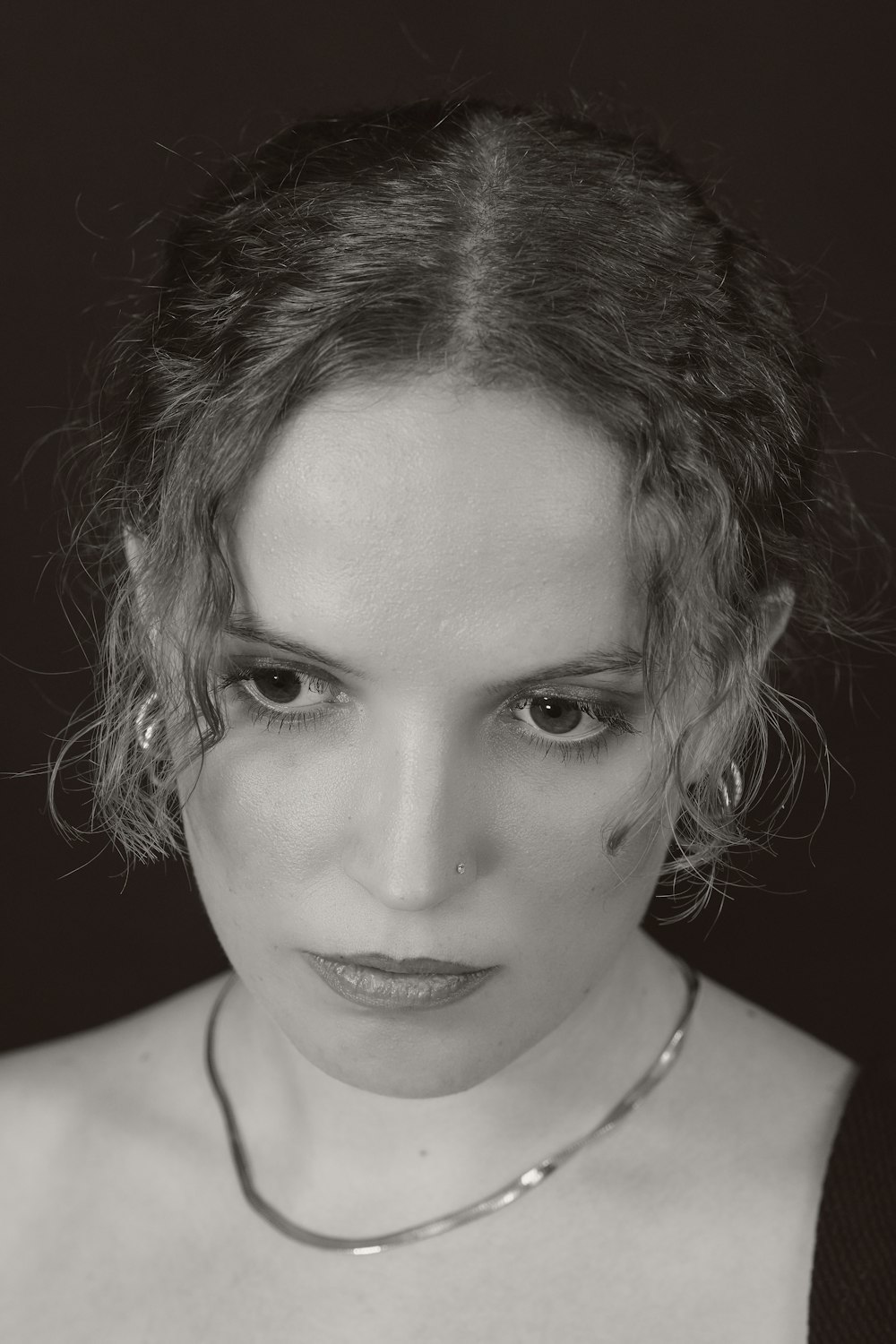 une photo en noir et blanc d’une femme portant un collier