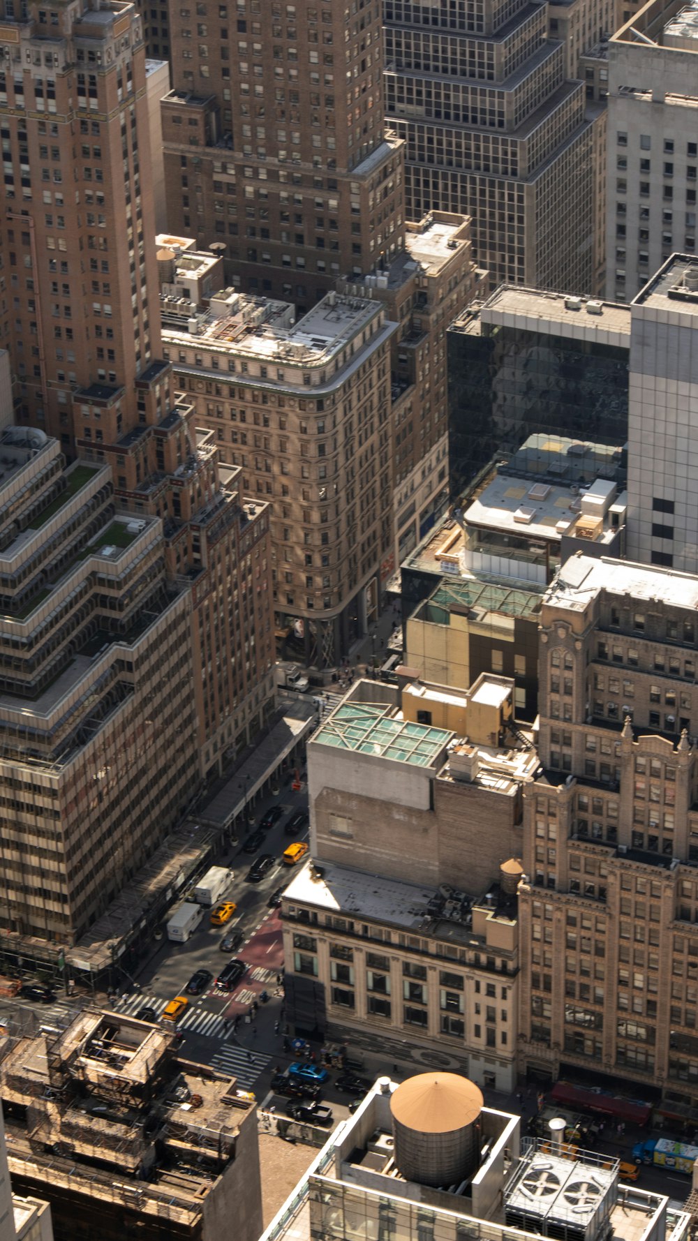 Una veduta di una città dall'alto di un edificio