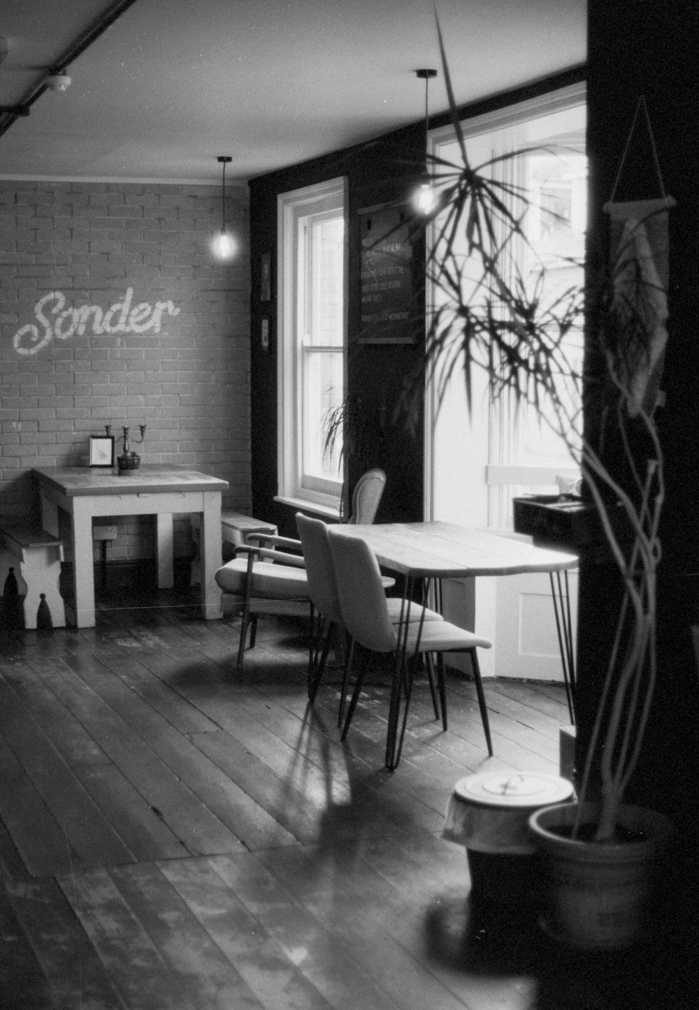 a black and white photo of a dining room