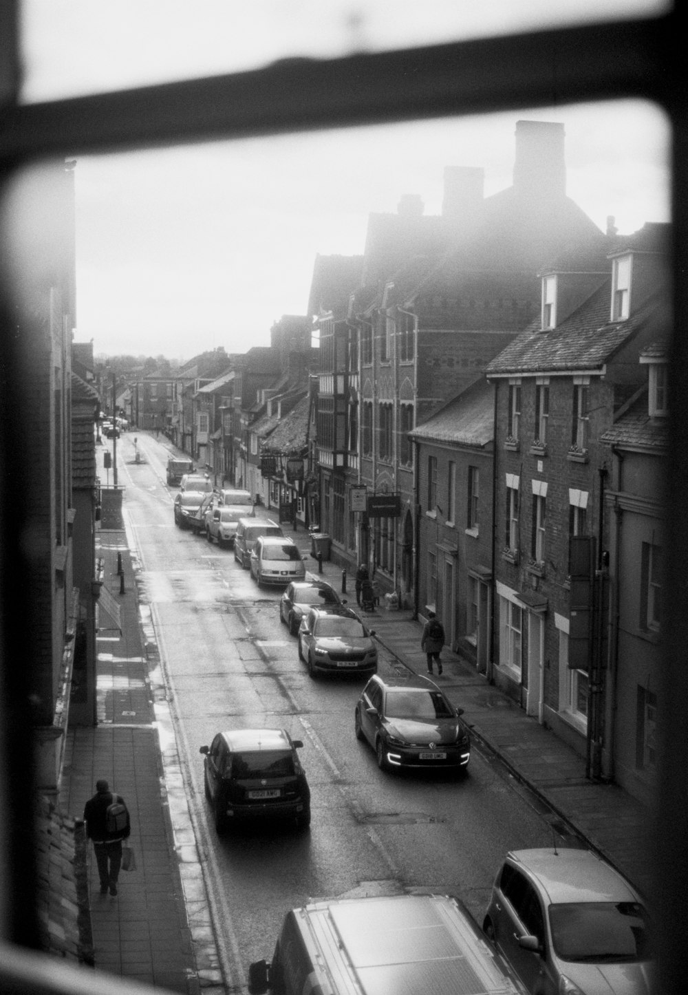 a black and white photo of a city street