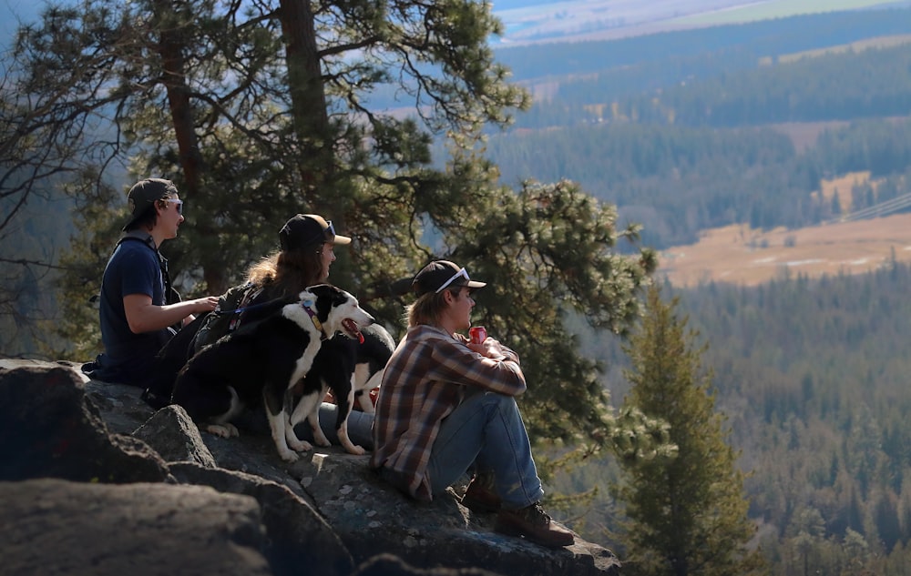 Un grupo de personas sentadas en la cima de una montaña