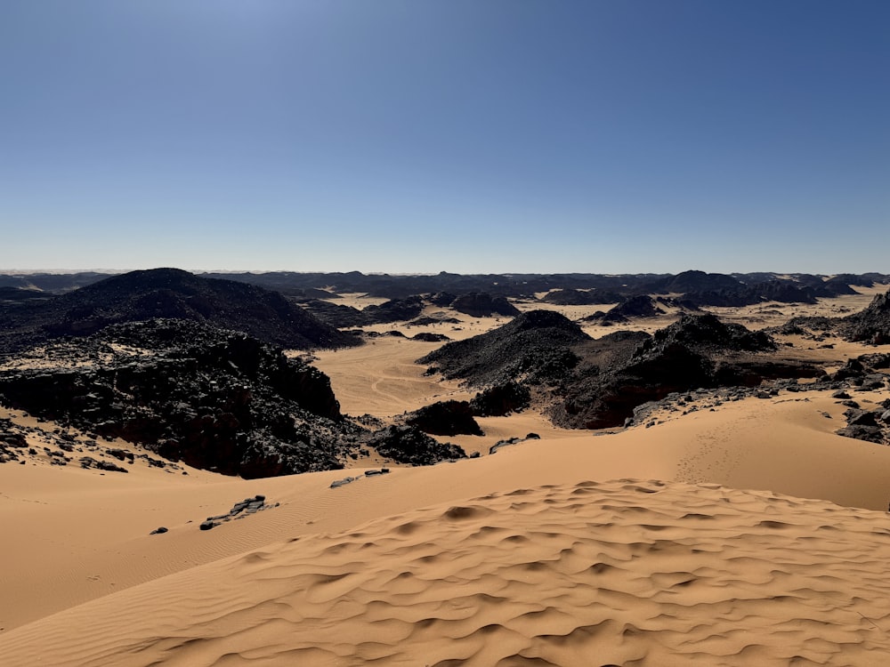 Un paesaggio desertico con dune di sabbia e montagne