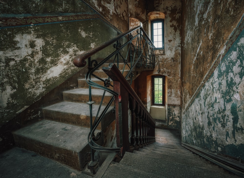 eine Treppe in einem alten Gebäude