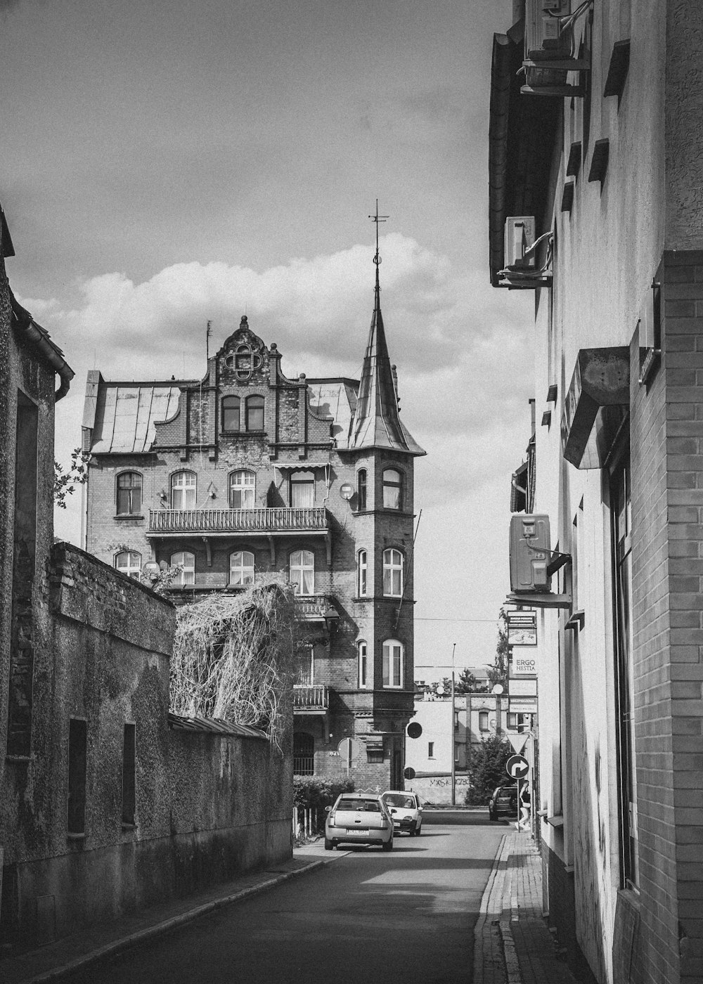 a black and white photo of a city street