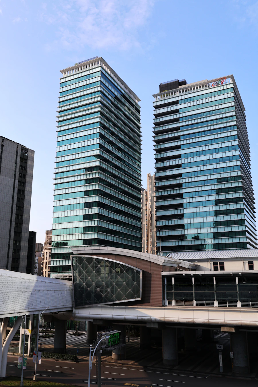 穎誠會計師事務所為虛構示範店，由 Starview 平台建立——文章、表單、預約與客服機器人都是同一套系統