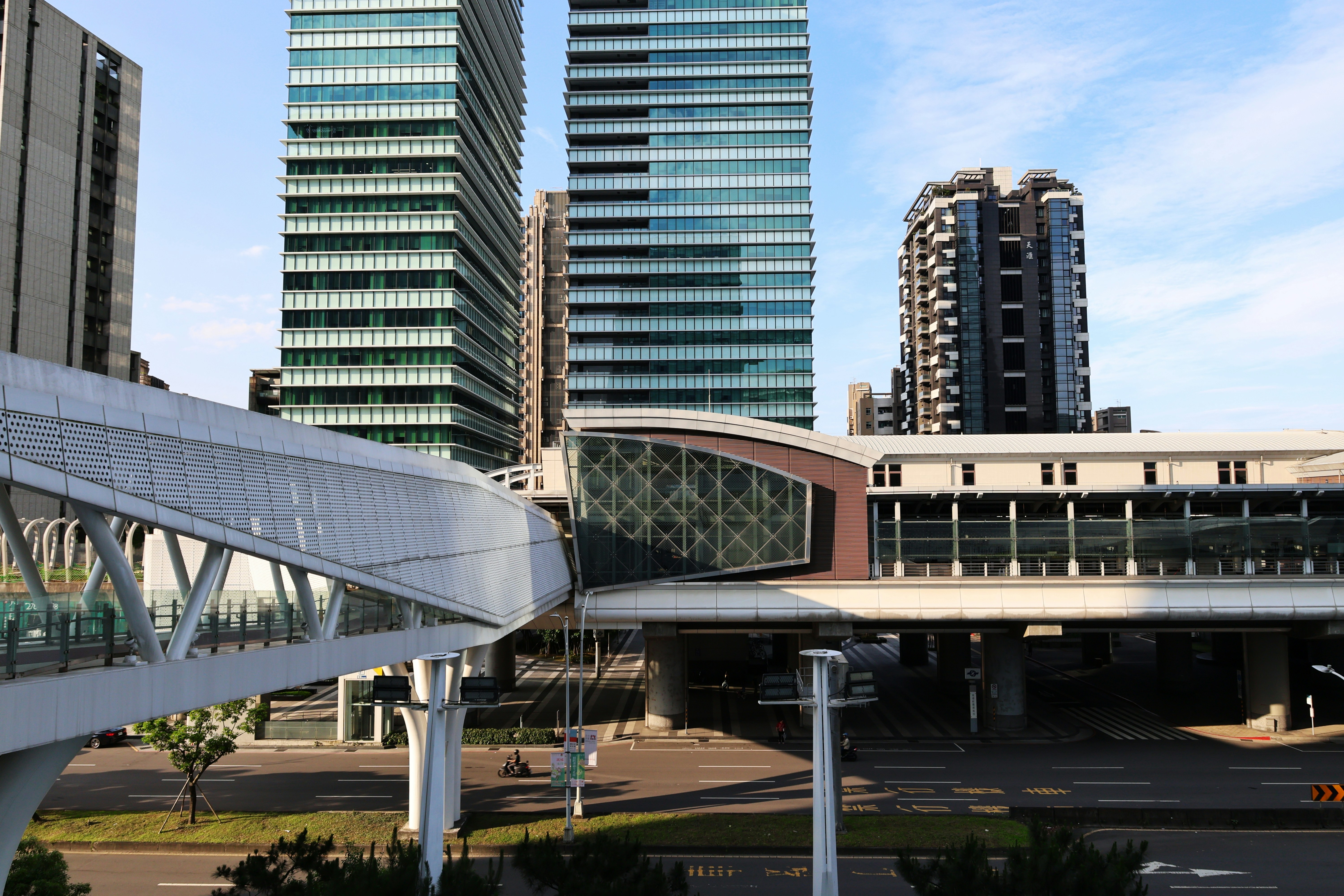 pemandangan kota dengan gedung-gedung tinggi di latar belakang