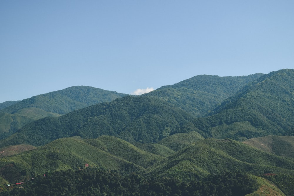 une vue sur une chaîne de montagnes au loin