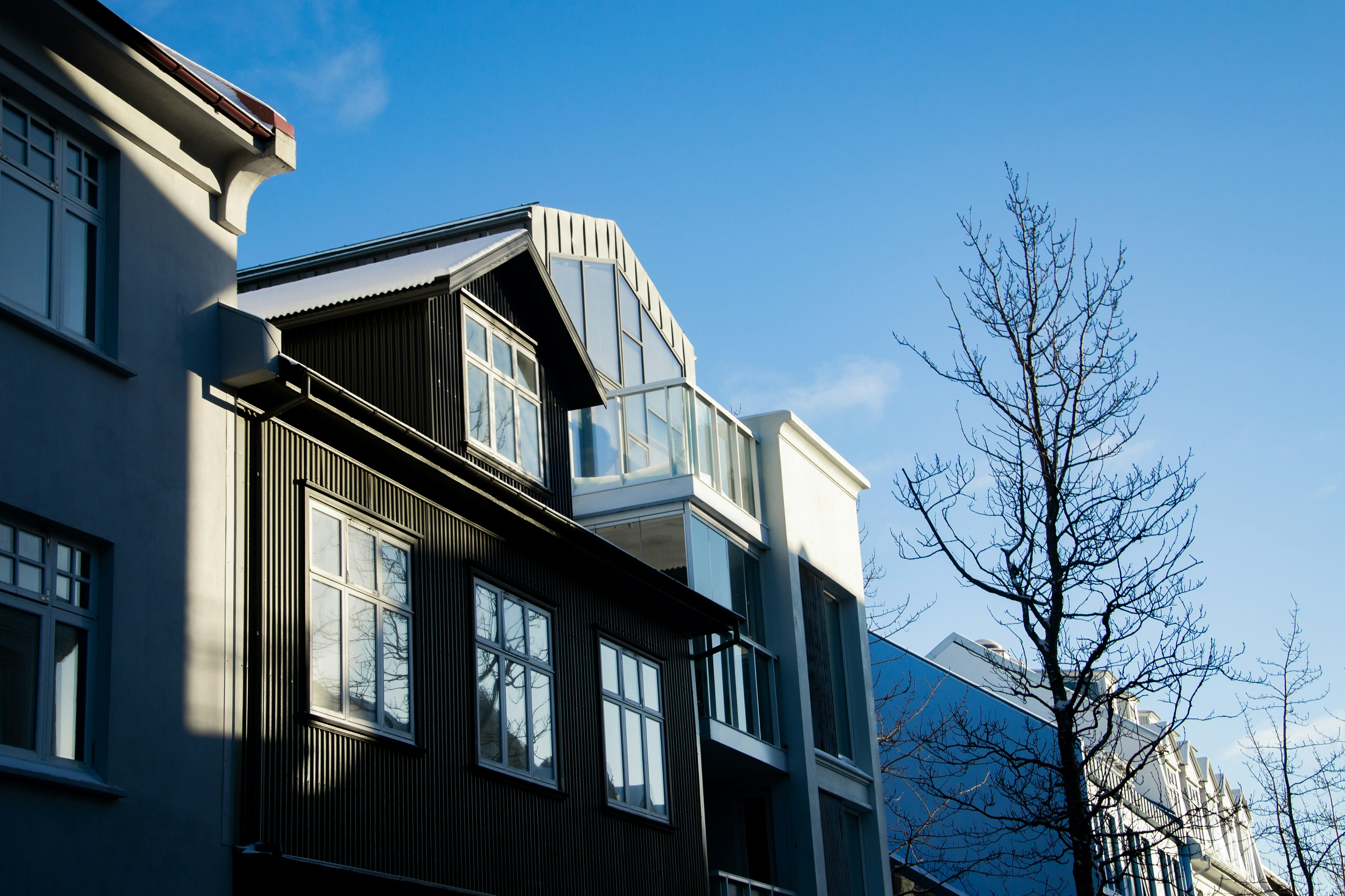 a row of houses with a blue sky in the background, appartament in Reykjavik - Iceland
