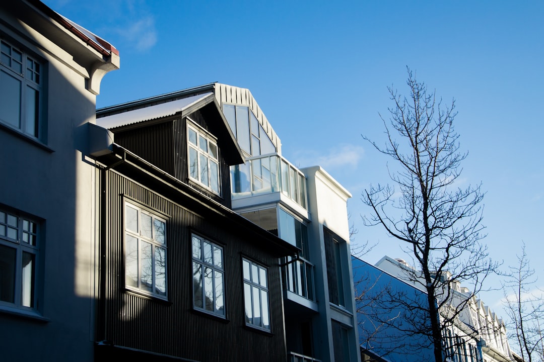a row of houses with a blue sky in the background, appartament in Reykjavik - Iceland