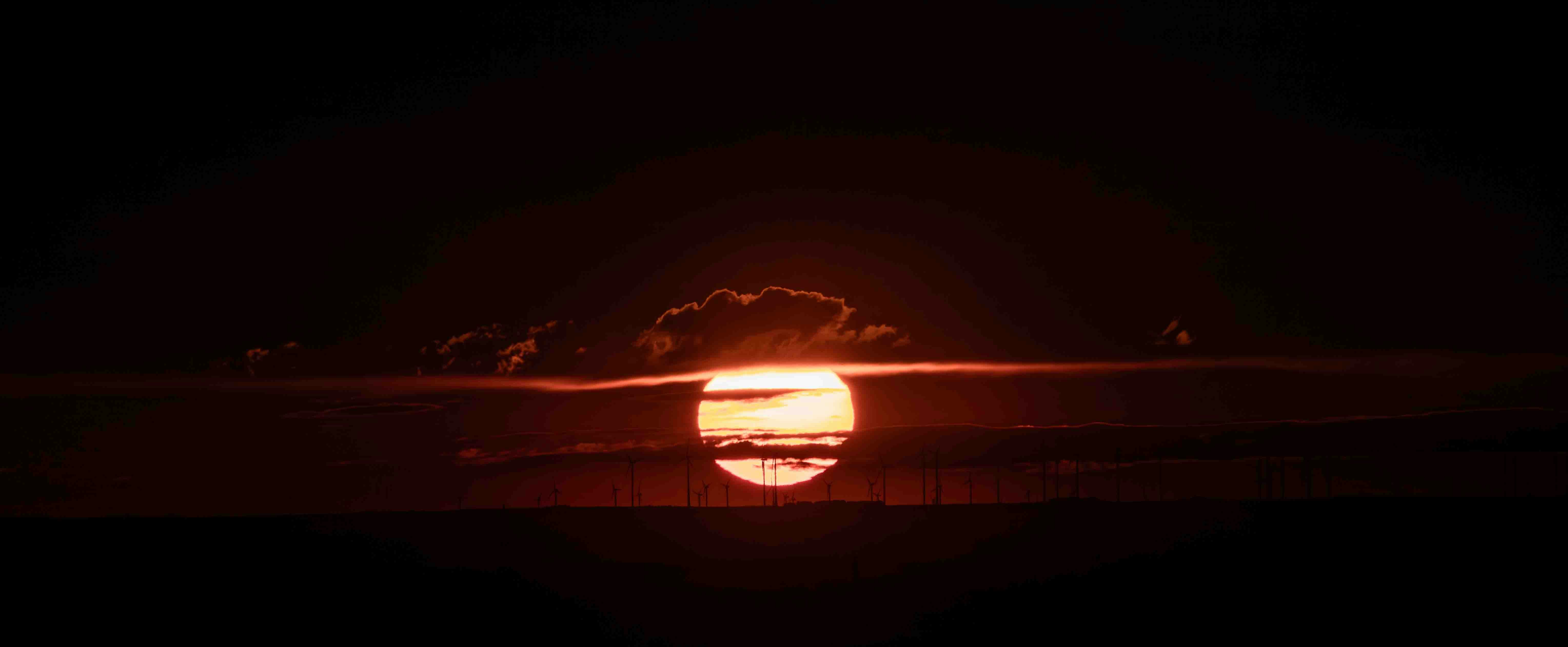 太陽光パネルの色は選べる？黒・青・茶色の見た目と性能の違い関連画像