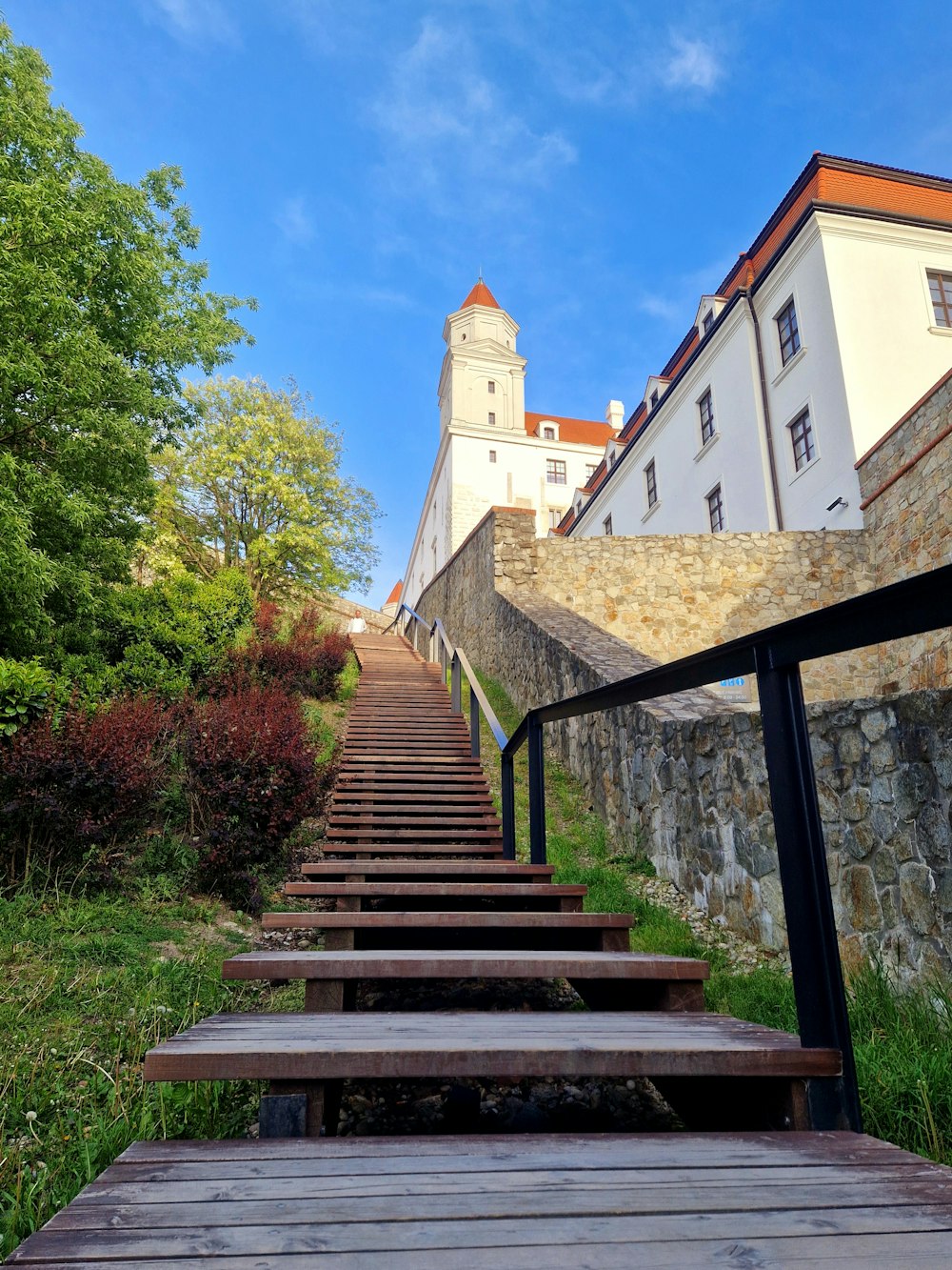 eine Treppe, die zu einem Gebäude hinaufführt