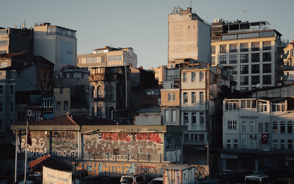 a bunch of buildings that are next to each other