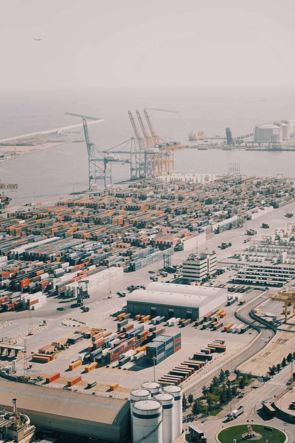 Vista aérea de un gran puerto industrial