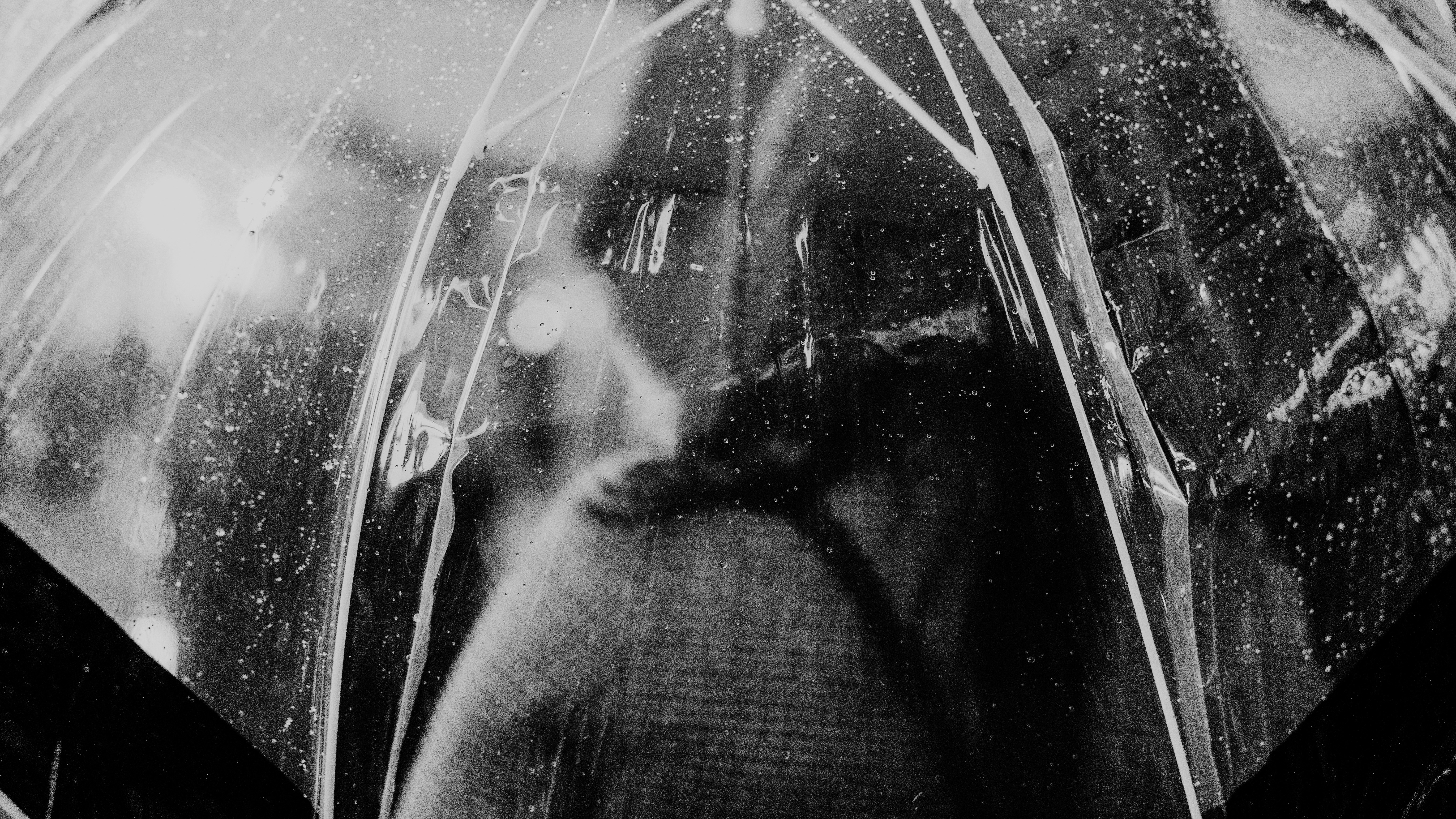 une photo en noir et blanc d’une personne tenant un parapluie