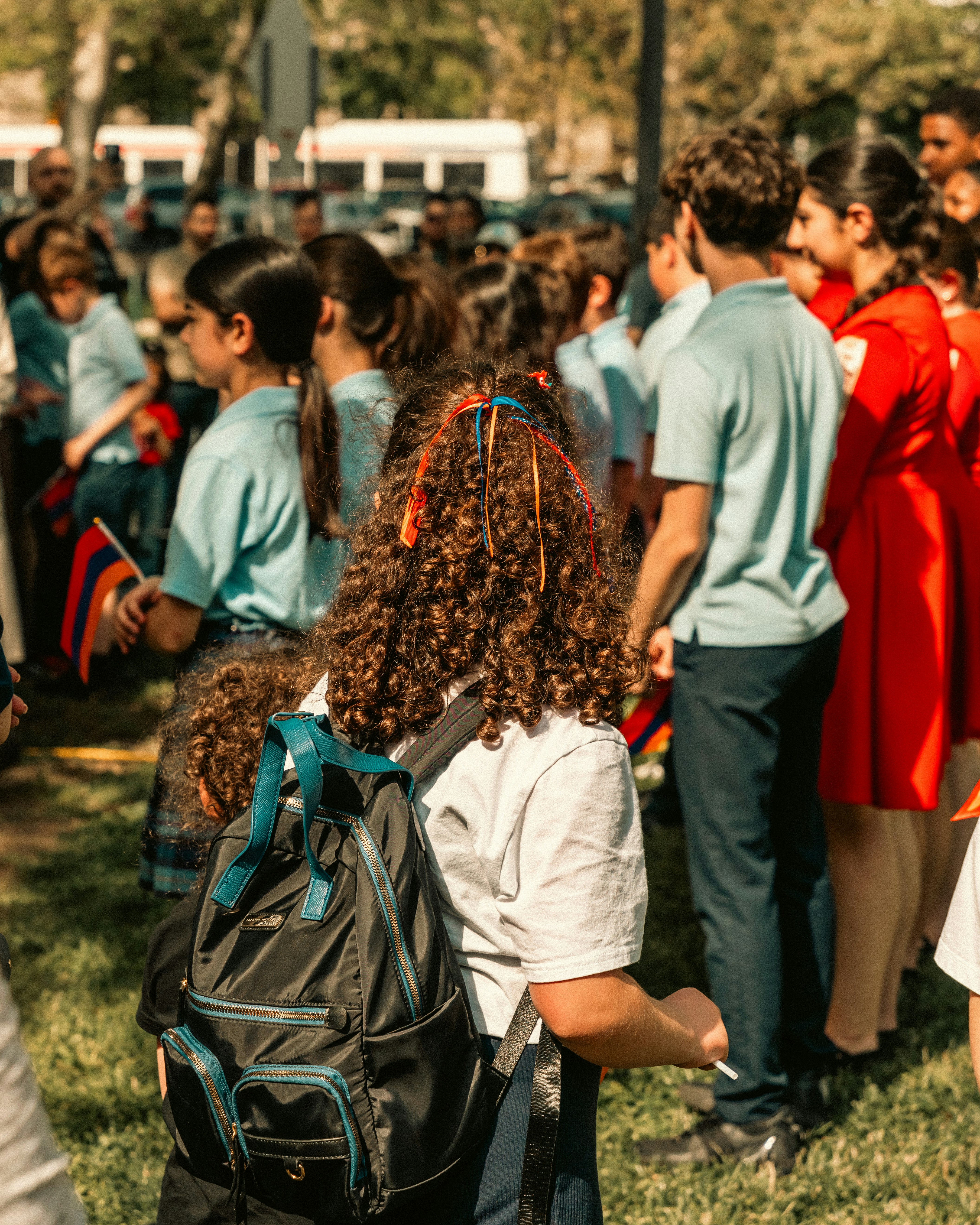 un gruppo di persone in piedi l'una intorno all'altra