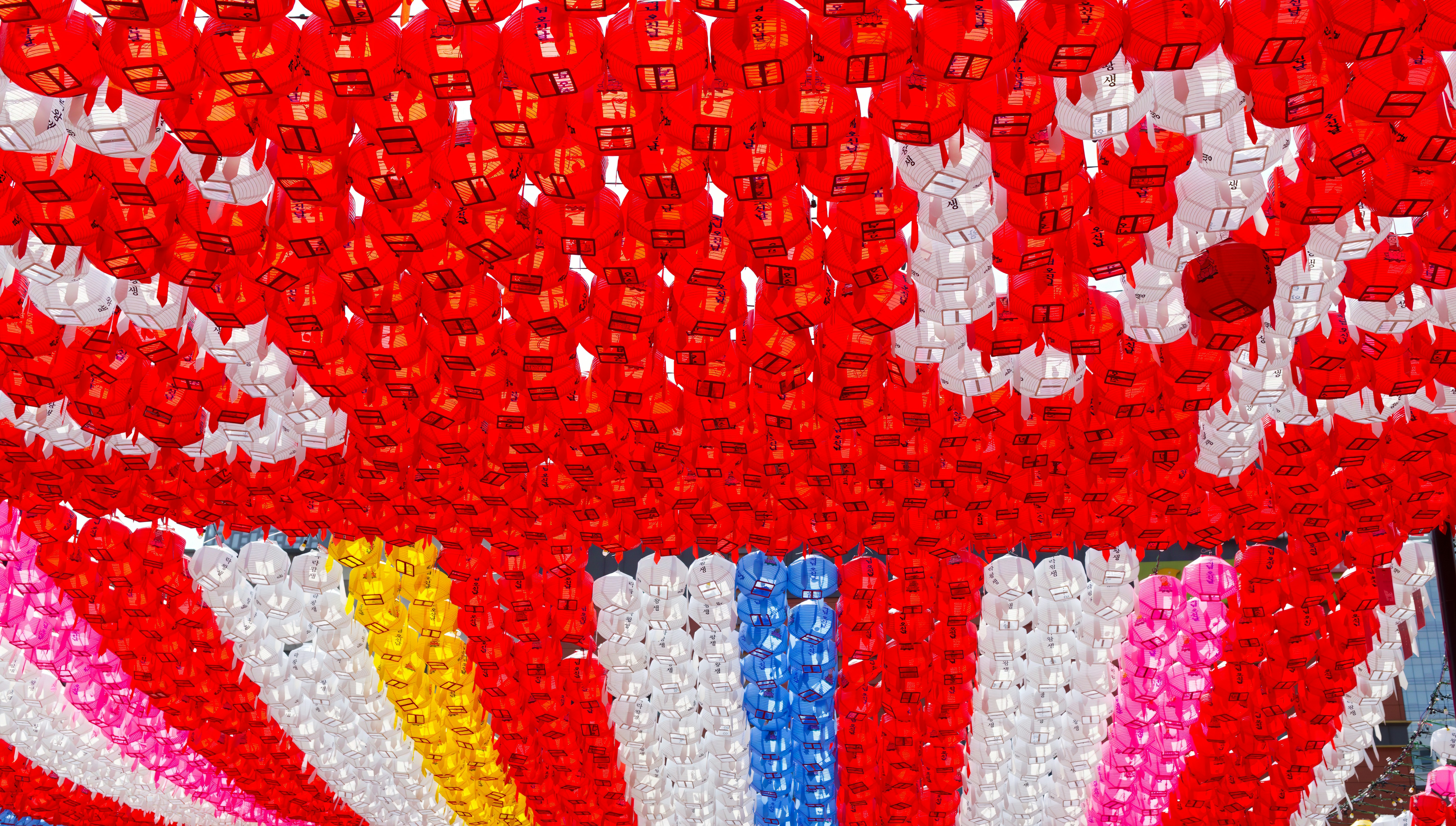 un grand étalage d’objets rouges, blancs et bleus