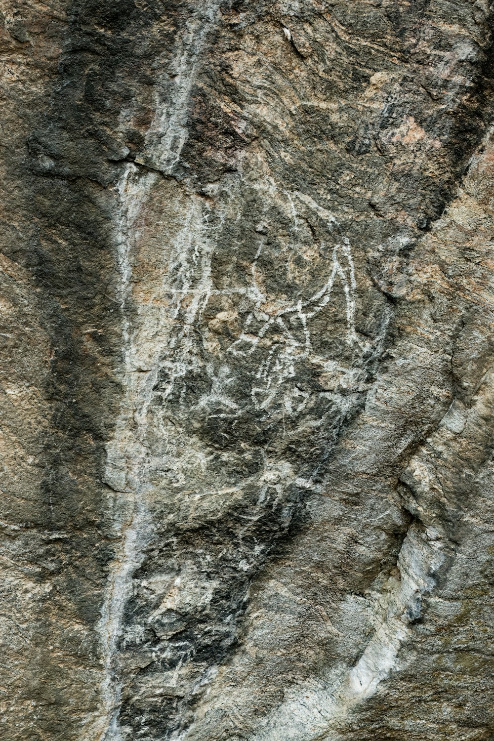 人の絵が描かれた岩