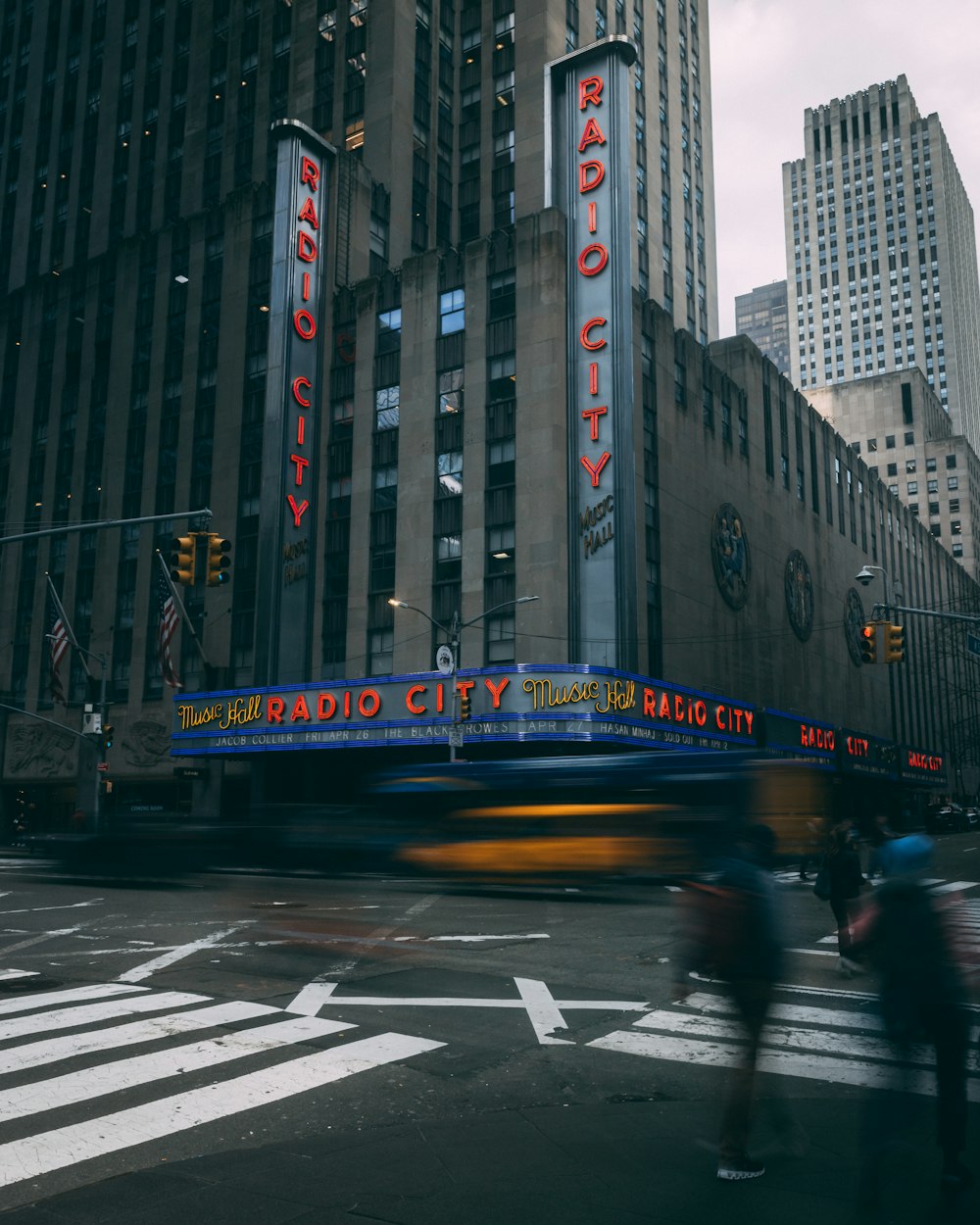 Un grand bâtiment avec un panneau indiquant Radio City