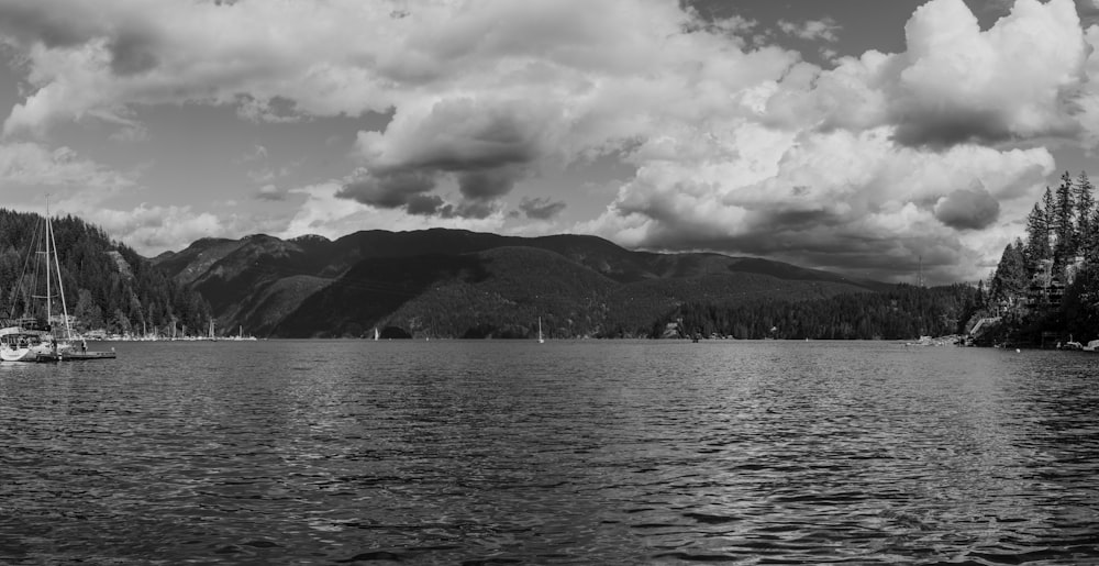 une photo en noir et blanc de bateaux sur un lac