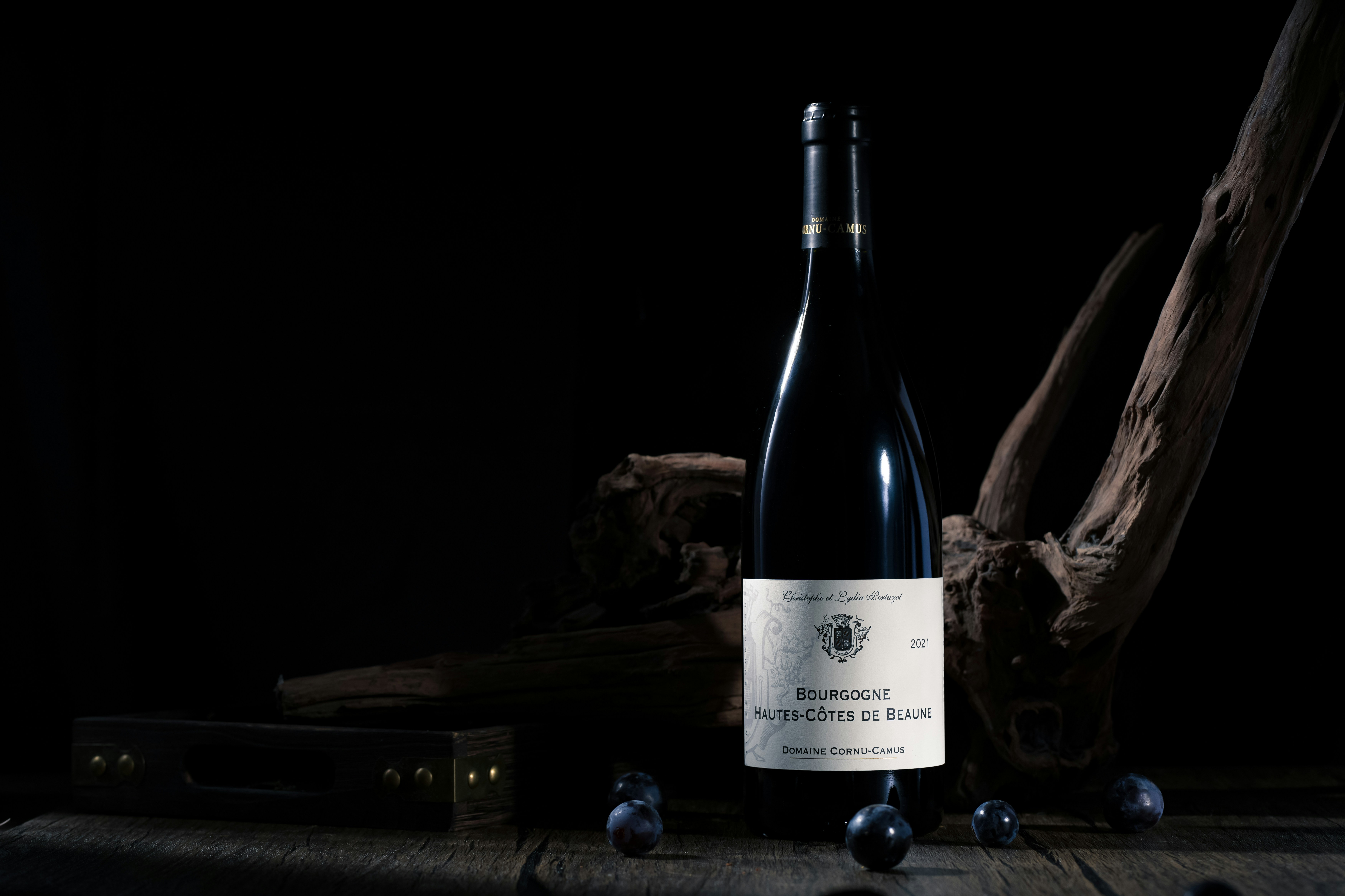 une bouteille de vin posée sur une table en bois