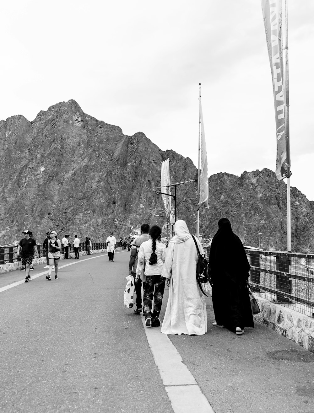 Un grupo de personas caminando a través de un puente