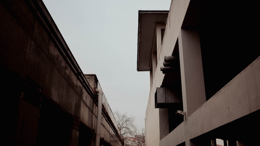 a narrow alley way with buildings on both sides