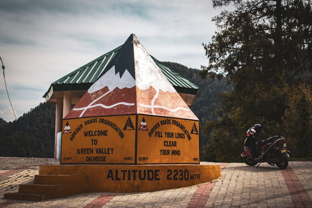 a motorcycle is parked in front of a building